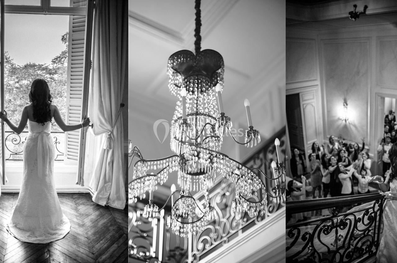 1. Femme en robe de mariée ouvrant des rideaux devant une fenêtre avec vue sur un jardin. 2. Lustre en cristal suspendu dans…