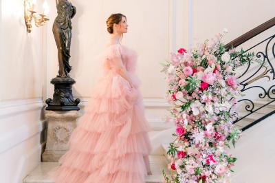 Manoir ancien entouré d'arbres et de buissons sous la neige, éclairé par une lumière hivernale douce.