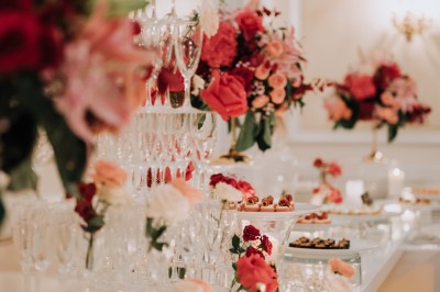 Manoir ancien entouré d'arbres et de buissons sous la neige, éclairé par une lumière hivernale douce.
