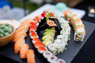 Groupe de personnes en vêtements d'hiver rassemblées dans une pièce éclairée par une lumière bleutée.