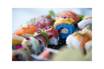 Groupe de personnes en vêtements d'hiver rassemblées dans une pièce éclairée par une lumière bleutée.
