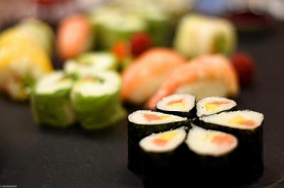 Groupe de personnes en vêtements d'hiver rassemblées dans une pièce éclairée par une lumière bleutée.