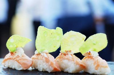 Groupe de personnes en vêtements d'hiver rassemblées dans une pièce éclairée par une lumière bleutée.