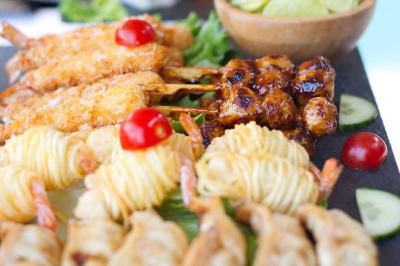 Groupe de personnes en vêtements d'hiver rassemblées dans une pièce éclairée par une lumière bleutée.