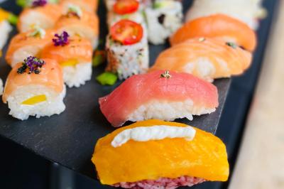 Groupe de personnes en vêtements d'hiver rassemblées dans une pièce éclairée par une lumière bleutée.