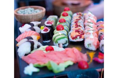 Groupe de personnes en vêtements d'hiver rassemblées dans une pièce éclairée par une lumière bleutée.