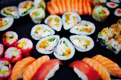 Groupe de personnes en vêtements d'hiver rassemblées dans une pièce éclairée par une lumière bleutée.