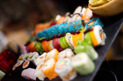 Groupe de personnes en vêtements d'hiver rassemblées dans une pièce éclairée par une lumière bleutée.