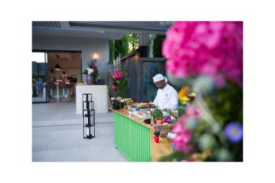 Groupe de personnes en vêtements d'hiver rassemblées dans une pièce éclairée par une lumière bleutée.