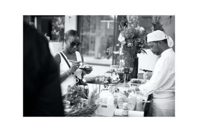 Groupe de personnes en vêtements d'hiver rassemblées dans une pièce éclairée par une lumière bleutée.