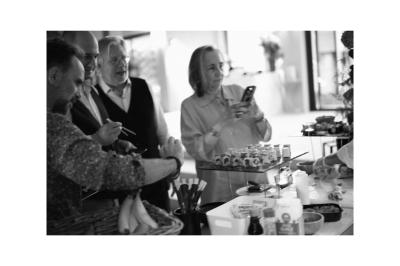 Groupe de personnes en vêtements d'hiver rassemblées dans une pièce éclairée par une lumière bleutée.