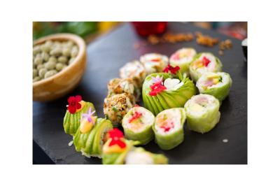 Groupe de personnes en vêtements d'hiver rassemblées dans une pièce éclairée par une lumière bleutée.
