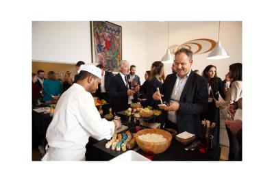 Groupe de personnes en vêtements d'hiver rassemblées dans une pièce éclairée par une lumière bleutée.