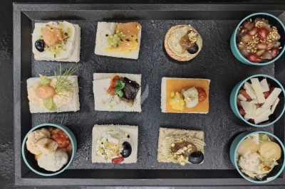 Miniature Traiteur La Queue-en-Brie (Val-de-Marne) - Traiteur Maillet #23 Plateau de canapés variés sur pain blanc, garnis de légumes, herbes fraîches et condiments colorés.