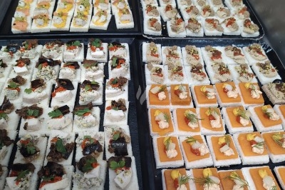 Miniature Traiteur La Queue-en-Brie (Val-de-Marne) - Traiteur Maillet #26 Plateau de canapés variés sur pain blanc, garnis de légumes, herbes fraîches et condiments colorés.
