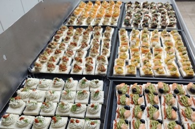 Miniature Traiteur La Queue-en-Brie (Val-de-Marne) - Traiteur Maillet #27 Plateau de canapés variés sur pain blanc, garnis de légumes, herbes fraîches et condiments colorés.