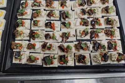 Miniature Traiteur La Queue-en-Brie (Val-de-Marne) - Traiteur Maillet #28 Plateau de canapés variés sur pain blanc, garnis de légumes, herbes fraîches et condiments colorés.