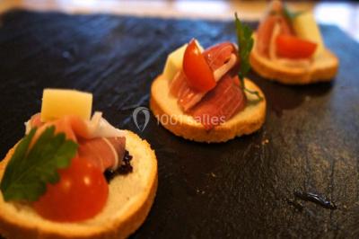 Miniature Traiteur Gradignan (Gironde) - Vb Traiteur #2 Trois macarons orange et une fraise tranchée disposés sur une ardoise noire.