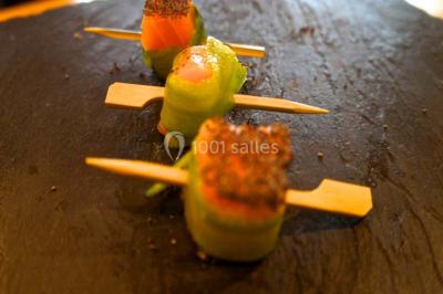 Miniature Traiteur Gradignan (Gironde) - Vb Traiteur #4 Trois macarons orange et une fraise tranchée disposés sur une ardoise noire.