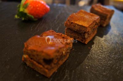 Miniature Traiteur Gradignan (Gironde) - Vb Traiteur #5 Trois macarons orange et une fraise tranchée disposés sur une ardoise noire.