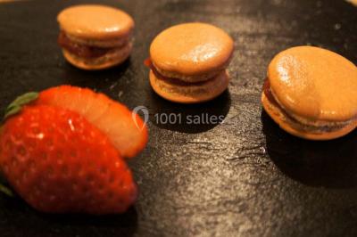 Miniature Traiteur Gradignan (Gironde) - Vb Traiteur #10 Trois macarons orange et une fraise tranchée disposés sur une ardoise noire.