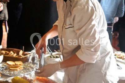 Miniature Traiteur Gradignan (Gironde) - Vb Traiteur #9 Trois macarons orange et une fraise tranchée disposés sur une ardoise noire.