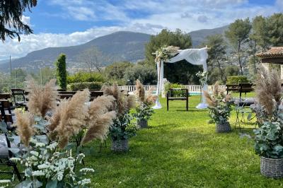 Table élégamment dressée avec chandeliers, verres et décorations sous un plafond illuminé de guirlandes lumineuses.