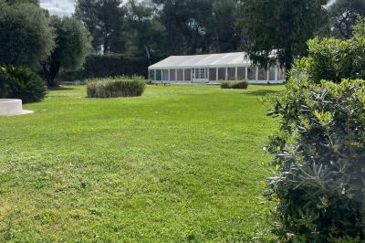 Table élégamment dressée avec chandeliers, verres et décorations sous un plafond illuminé de guirlandes lumineuses.