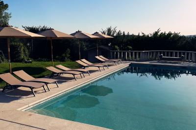 Table élégamment dressée avec chandeliers, verres et décorations sous un plafond illuminé de guirlandes lumineuses.