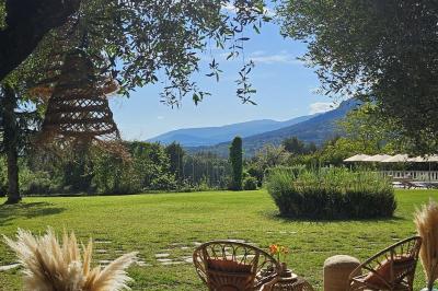 Table élégamment dressée avec chandeliers, verres et décorations sous un plafond illuminé de guirlandes lumineuses.