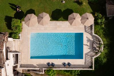 Table élégamment dressée avec chandeliers, verres et décorations sous un plafond illuminé de guirlandes lumineuses.