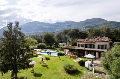 Table élégamment dressée avec chandeliers, verres et décorations sous un plafond illuminé de guirlandes lumineuses.