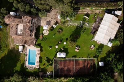 Table élégamment dressée avec chandeliers, verres et décorations sous un plafond illuminé de guirlandes lumineuses.