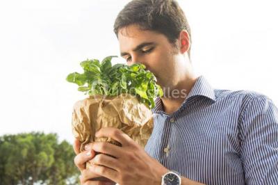 Des personnes discutent en petits groupes lors d'un événement dans une salle élégante avec des vitraux et une fresque murale.