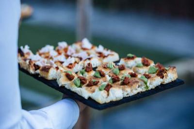 Miniature Traiteur Paris (Paris) - Profumo Traiteur Italien #4 Des personnes discutent debout lors d'un événement dans une salle élégante avec des vitraux et une fresque murale.
