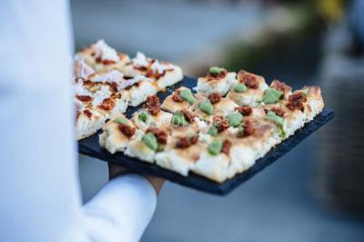Miniature Traiteur Paris (Paris) - Profumo Traiteur Italien #6 Des personnes discutent debout lors d'un événement dans une salle élégante avec des vitraux et une fresque murale.