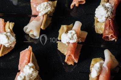 Miniature Traiteur Paris (Paris) - Profumo Traiteur Italien #10 Des personnes discutent debout lors d'un événement dans une salle élégante avec des vitraux et une fresque murale.