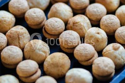 Miniature Traiteur Paris (Paris) - Profumo Traiteur Italien #2 Des personnes discutent debout lors d'un événement dans une salle élégante avec des vitraux et une fresque murale.