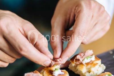 Miniature Traiteur Paris (Paris) - Profumo Traiteur Italien #12 Des personnes discutent debout lors d'un événement dans une salle élégante avec des vitraux et une fresque murale.