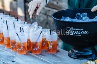 Miniature Traiteur Paris (Paris) - Profumo Traiteur Italien #14 Des personnes discutent debout lors d'un événement dans une salle élégante avec des vitraux et une fresque murale.