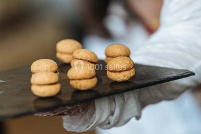 Miniature Traiteur Paris (Paris) - Profumo Traiteur Italien #17 Des personnes discutent debout lors d'un événement dans une salle élégante avec des vitraux et une fresque murale.