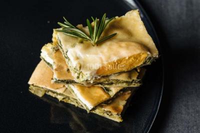 Miniature Traiteur Paris (Paris) - Profumo Traiteur Italien #18 Des personnes discutent debout lors d'un événement dans une salle élégante avec des vitraux et une fresque murale.