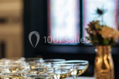 Miniature Traiteur Paris (Paris) - Profumo Traiteur Italien #19 Des personnes discutent debout lors d'un événement dans une salle élégante avec des vitraux et une fresque murale.