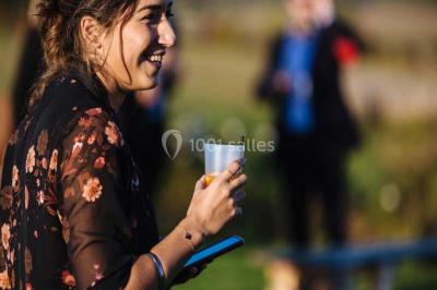 Miniature Traiteur Paris (Paris) - Profumo Traiteur Italien #20 Des personnes discutent debout lors d'un événement dans une salle élégante avec des vitraux et une fresque murale.