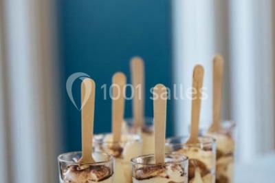 Miniature Traiteur Paris (Paris) - Profumo Traiteur Italien #21 Des personnes discutent debout lors d'un événement dans une salle élégante avec des vitraux et une fresque murale.