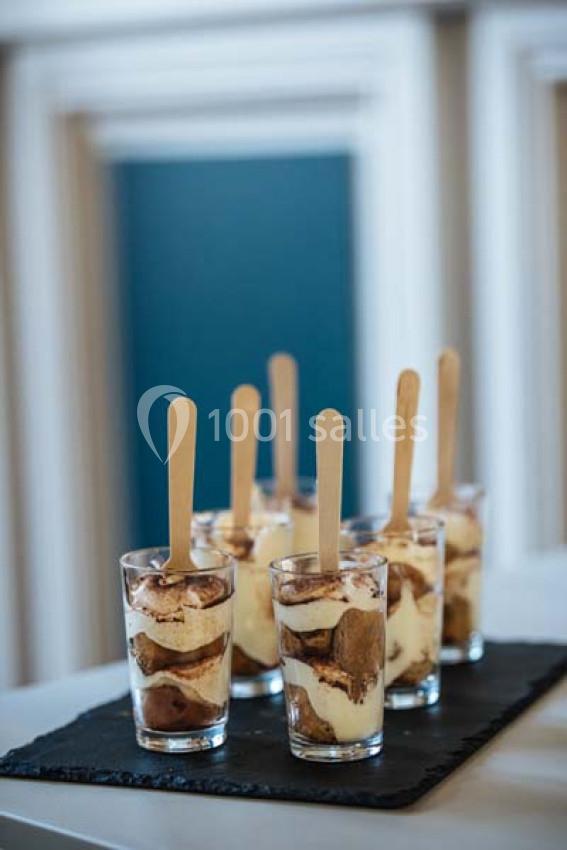 Traiteur Paris (Paris) - Profumo Traiteur Italien #21 Verrines de tiramisu disposées sur une ardoise, avec des bâtonnets en bois plantés dans chaque portion.