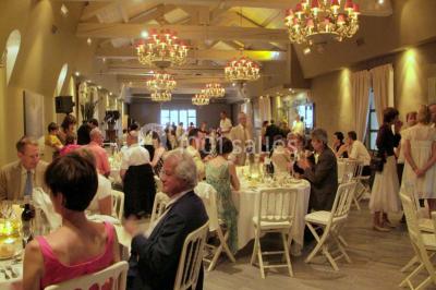 Miniature Location salle Sorgues (Vaucluse) - Château La Tour Vaucros #4 Terrain de tennis entouré d'arbres et de végétation, avec un olivier au premier plan.