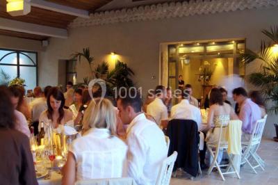 Miniature Location salle Sorgues (Vaucluse) - Château La Tour Vaucros #5 Terrain de tennis entouré d'arbres et de végétation, avec un olivier au premier plan.