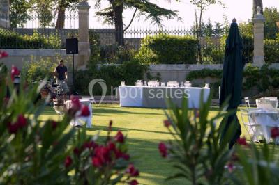Miniature Location salle Sorgues (Vaucluse) - Château La Tour Vaucros #6 Terrain de tennis entouré d'arbres et de végétation, avec un olivier au premier plan.