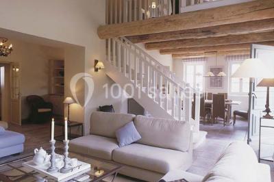 Miniature Location salle Sorgues (Vaucluse) - Château La Tour Vaucros #9 Terrain de tennis entouré d'arbres et de végétation, avec un olivier au premier plan.